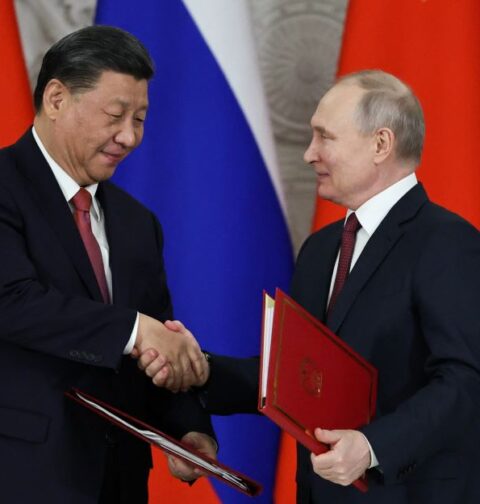 El presidente de China, Xi Jinping, y el presidente de Rusia, Vladímir Putin, se dan la mano tras firmar documentos conjuntos después de sus conversaciones en el Kremlin de Moscú.