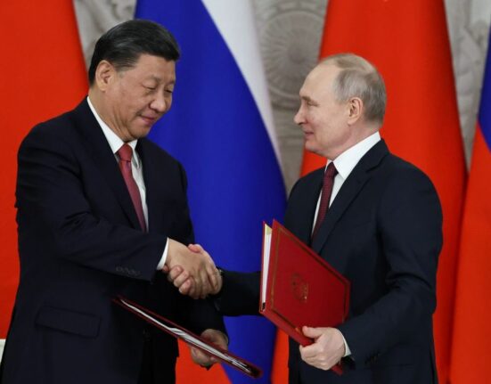 El presidente de China, Xi Jinping, y el presidente de Rusia, Vladímir Putin, se dan la mano tras firmar documentos conjuntos después de sus conversaciones en el Kremlin de Moscú.