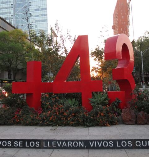 Un monumento con forma de número 43 en rojo, recuerda la desaparición de los estudiantes de Ayotzinapa.