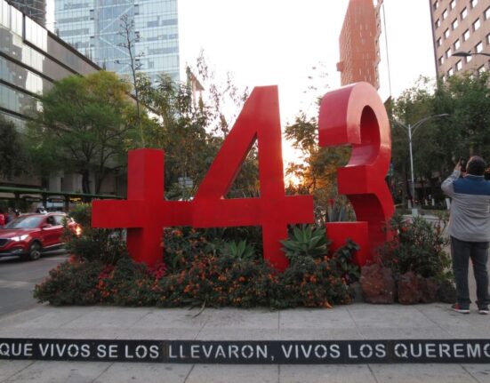 Un monumento con forma de número 43 en rojo, recuerda la desaparición de los estudiantes de Ayotzinapa.