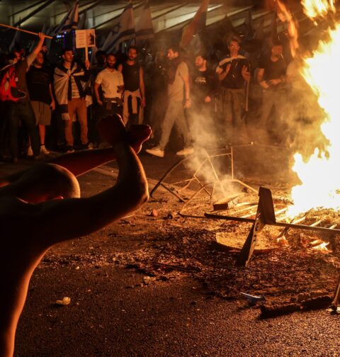 Disturbios provocados por manifestantes contrarios a Benjamín Netanyahu en Tel Aviv el lunes 27 de marzo de 2023.-
