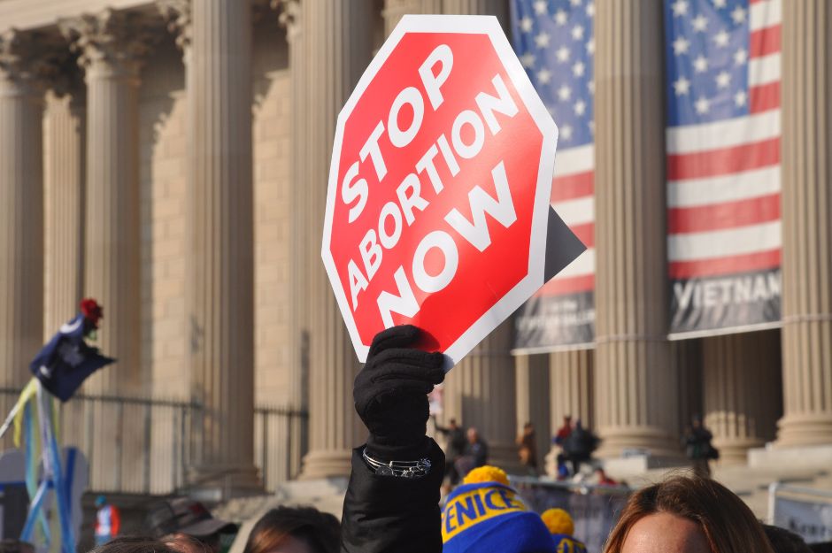 Manifestantes reclaman la prohibición del aborto.