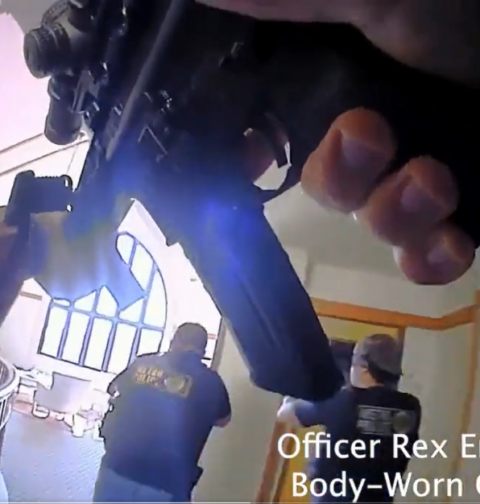 Un fotograma del vídeo grabado por la cámara corporal de uno de los agentes que accedió al Covenant School de Nashville.