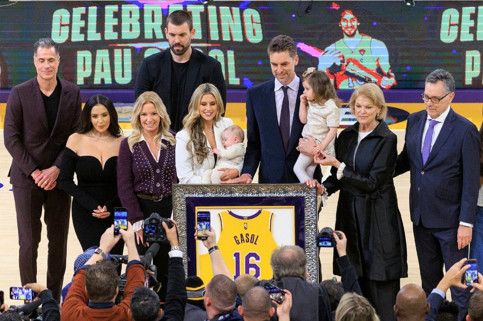 Pau Gasol, junto con su familia, el día en el que Los Ángeles Lakers retiraron su camiseta. Imagen de archivo.