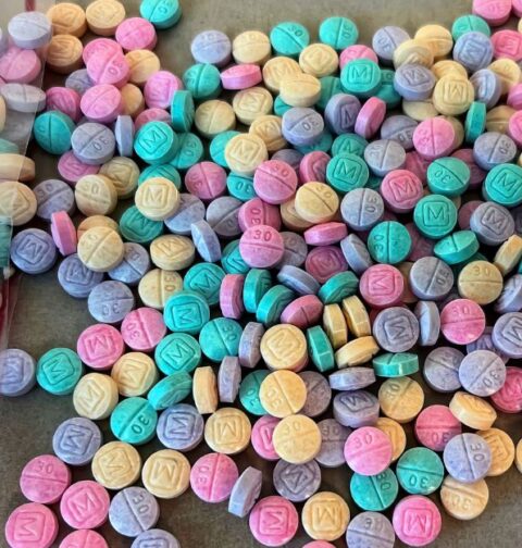 Decenas de pastillas de fentanilo incuatadas por la DEA. Imagen de archivo.