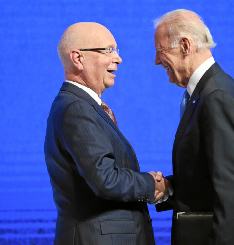 El presidente ejecutivo del Foro Económico Mundial, Klaus Schwab, estrecha la mano del presidente de EEUU, Joe Biden.
