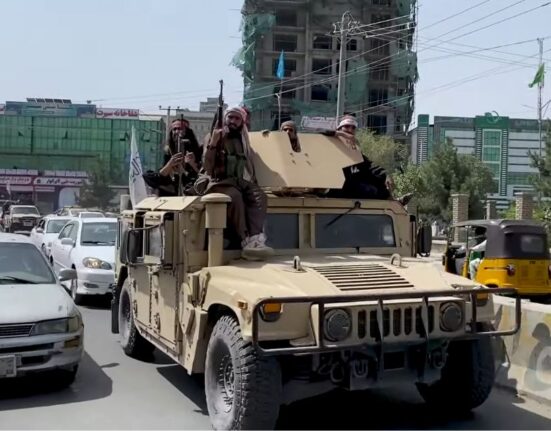 Combatientes talibanes en un Humvee capturado tras la caída de Kabul, agosto de 2021.