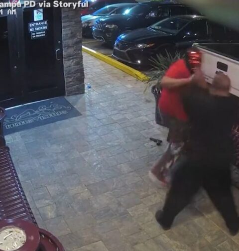 Fotograma de la cámara de seguridad muestra el forcejeo entre Resto y el asaltante.